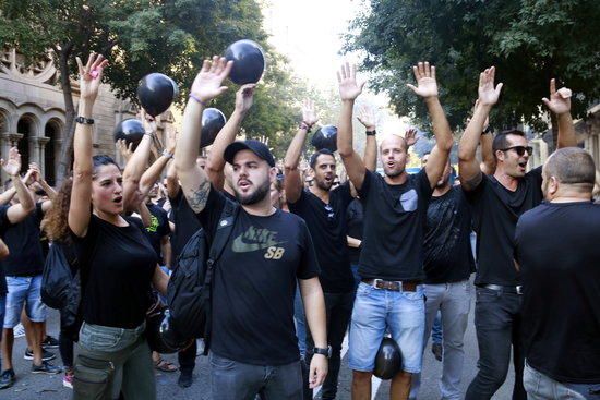 Un miler de mossos protesten davant la conselleria d'Interior