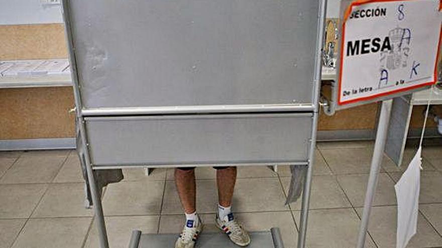 Un joven escoge su voto durante las elecciones celebradas en Zamora en mayo del 2015.