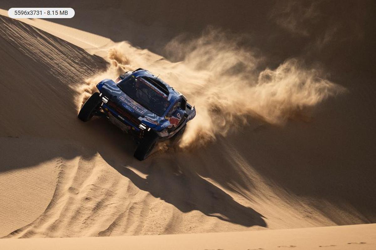 Nani Roma i Àlex Haro travessen una de les zones de dunes de l'etapa d'aquest dimarts