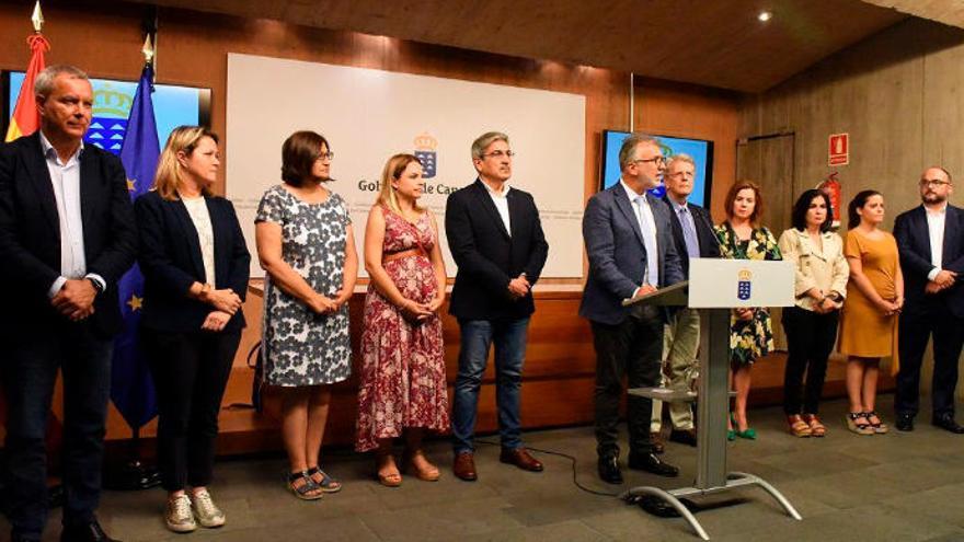 El presidente canario, Ángel Víctor Torres, con todos los consejeros de su gabinete, ayer tras el Consejo de Gobierno.