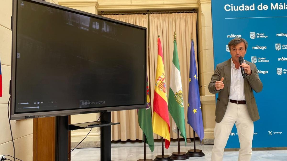 El concejal de Seguridad, Avelino Barrionuevo, explicando la cronología del incendio en el hotel Ibis