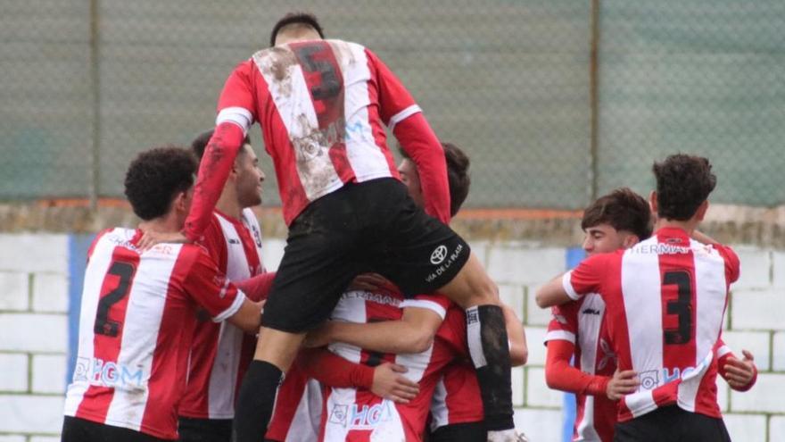 Los jugadores del filial rojiblanco celebran un gol.