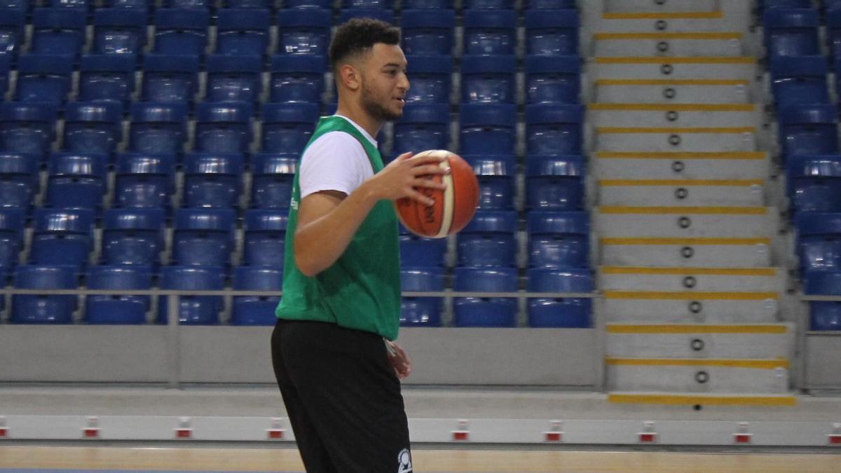 Kai Edwards durante un entrenamiento del Palmer Palma