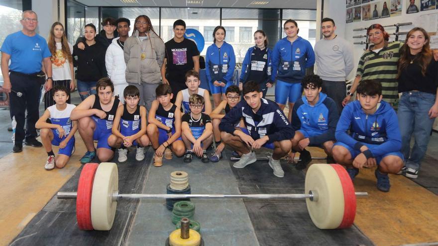 Ferenc Szabó, primero por la izquierda, junto a los deportistas y técnicos del Club Halterofilia Coruña, en la Casa del Agua.