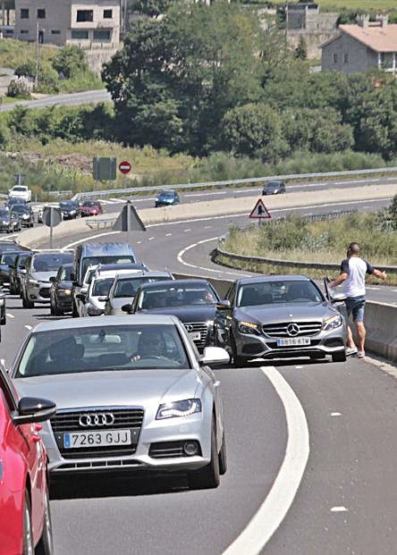 Cola en la autovía a Cangas.   | // S.Á. 