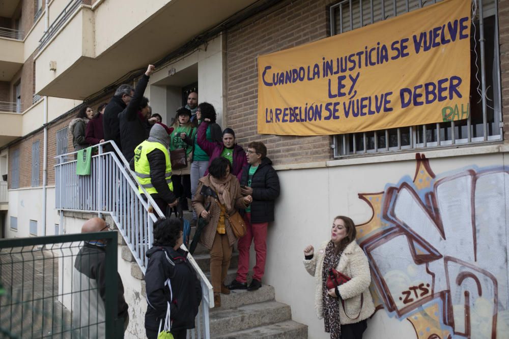 Las mejores imágenes de la paralización del desahucio de una familia zamorana