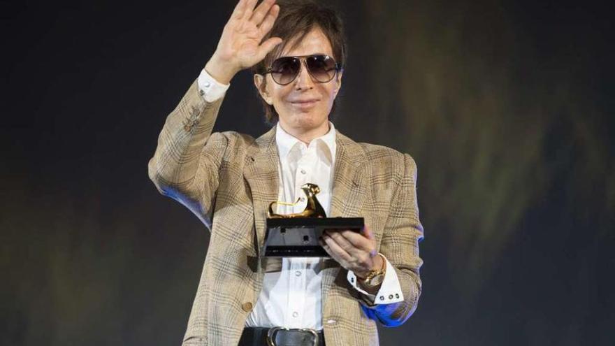 Michael Cimino con su premio de honor en la última edición del festival de cine de Locarno. // Efe