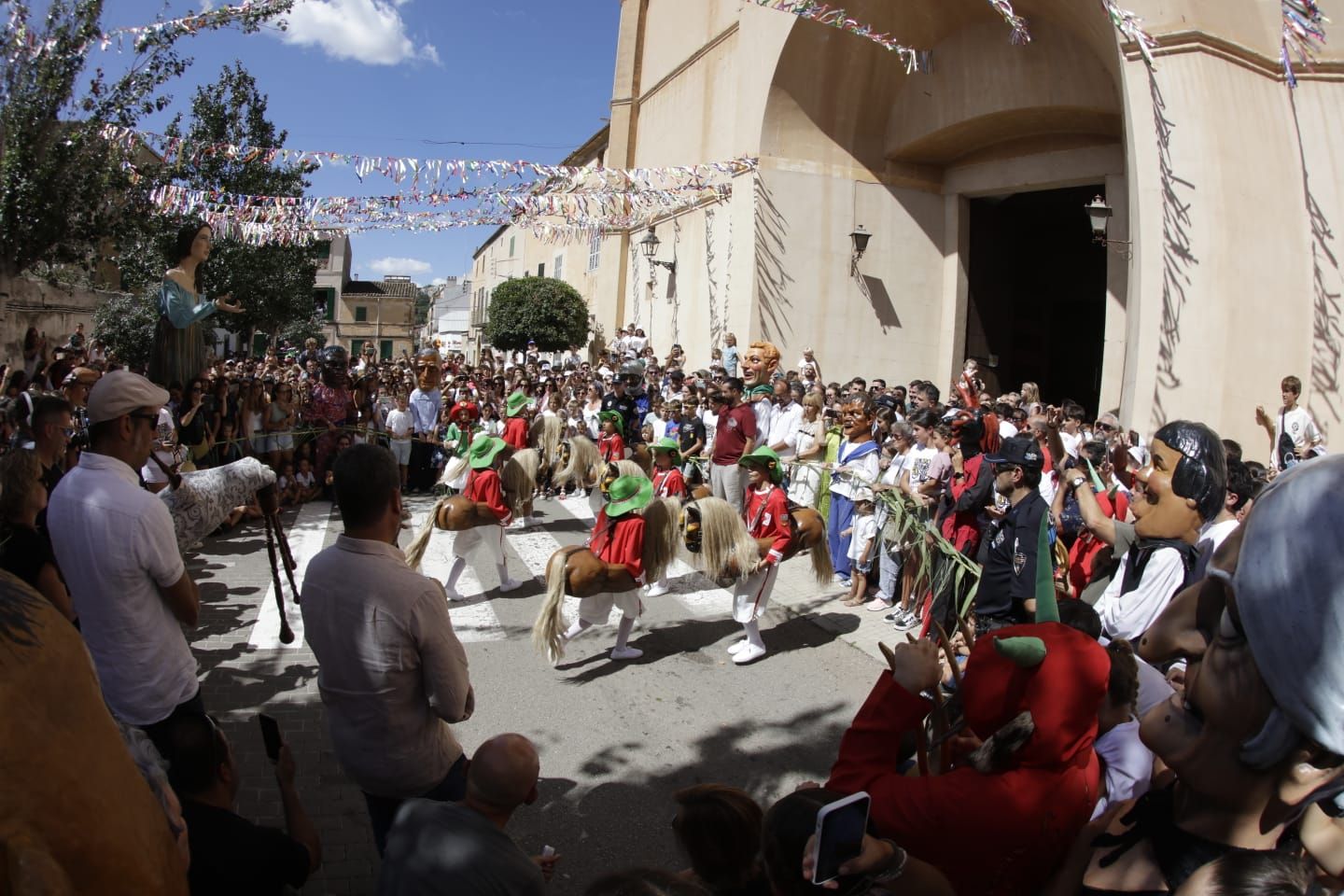 La neofiesta estrella de Mallorca, El Cosso, hace estallar a Felanitx: 'estelades', 'truenos' y juerga