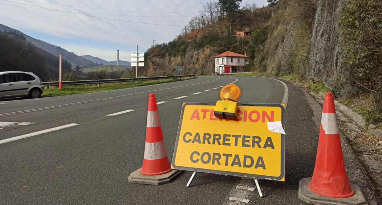 El corte de la AS-15 a la altura del puente de Tuña, en Tineo.