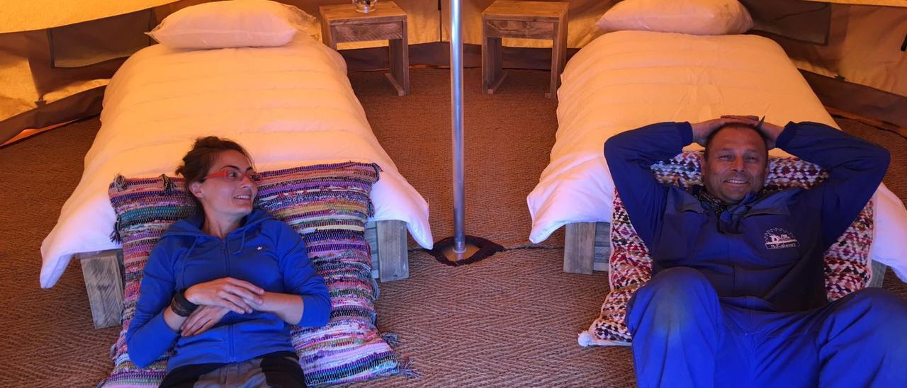 Operarios &quot;probando&quot; una de las tiendas &quot;glamping&quot;.