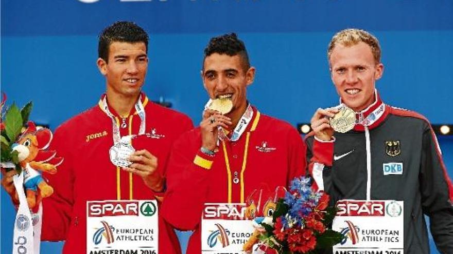 Mechaal amb la medalla de plata que l&#039;acredita com a sotscampió europeu dels 5.000 metres llisos, al podi amb Fifa i l&#039;alemany Richard Ringer.