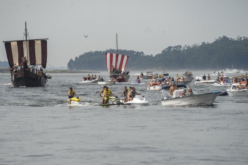 Las hordas vikingas desembarcan con sus armas y sus gritos de guerra en Catoira ante 30.000 personas.