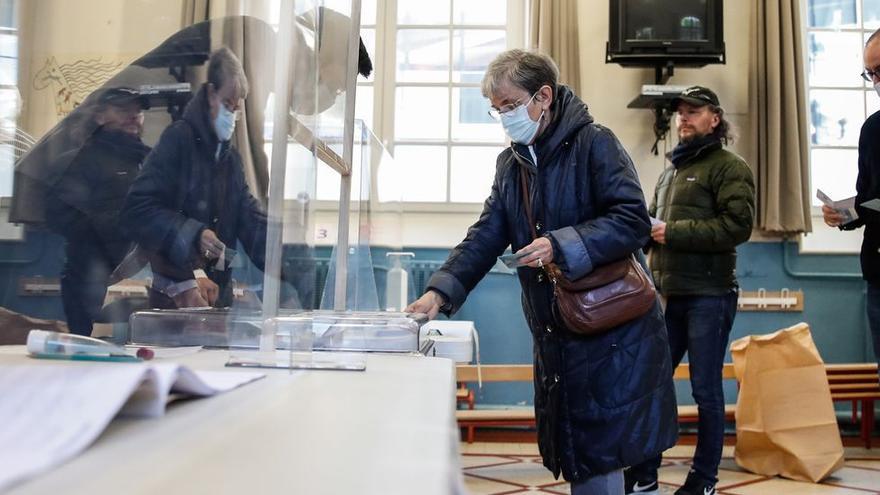 Una mujer votando en Francia