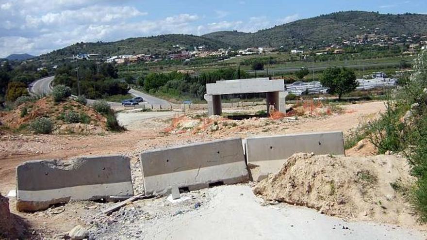 Las obras están abandonadas y mantienen muchos caminos cortados.
