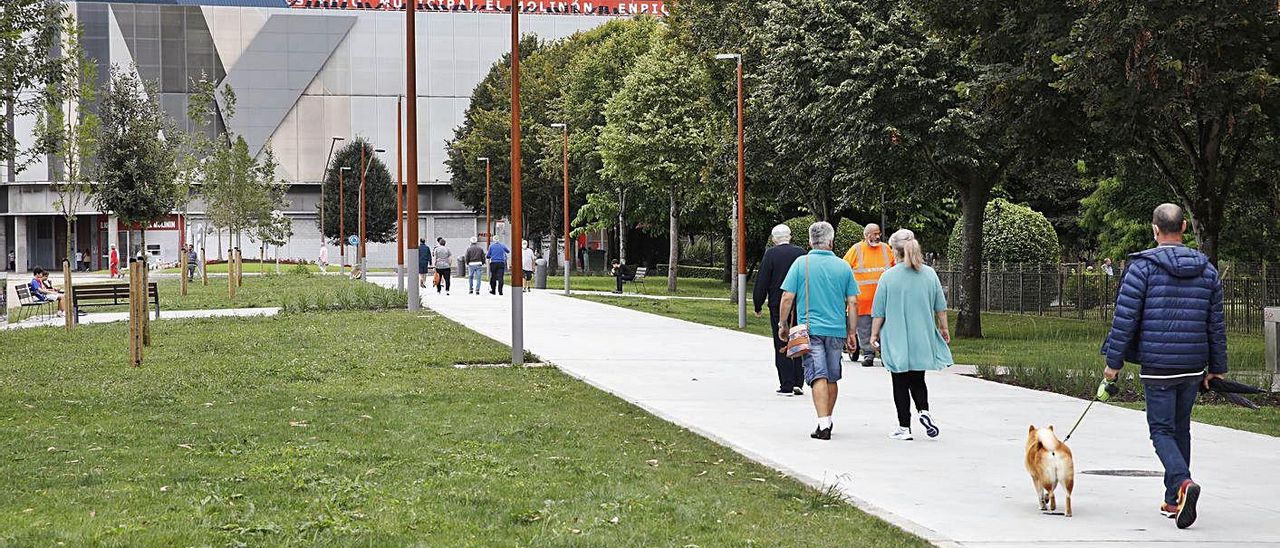 Paseantes ayer en la avenida de El Molinón, con el estadio al fondo. | Ángel González