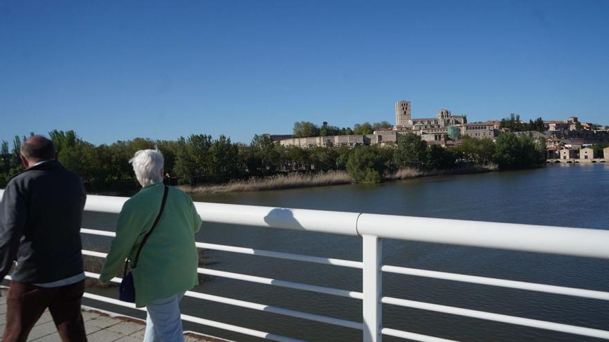 Dos personas admiran las vistas de la ciudad de Zamora mientras pasean.