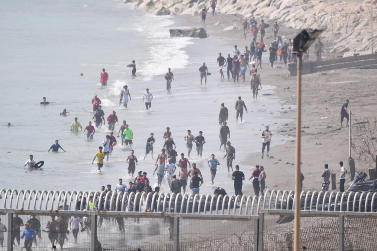 Cientos de migrantes cruzan la frontera y llegan a nado a Ceuta.