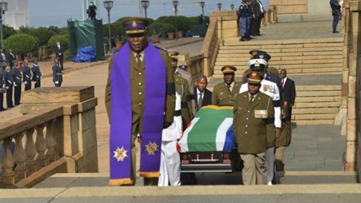 Militares surafricanos entran el féretro en Union Buildings.