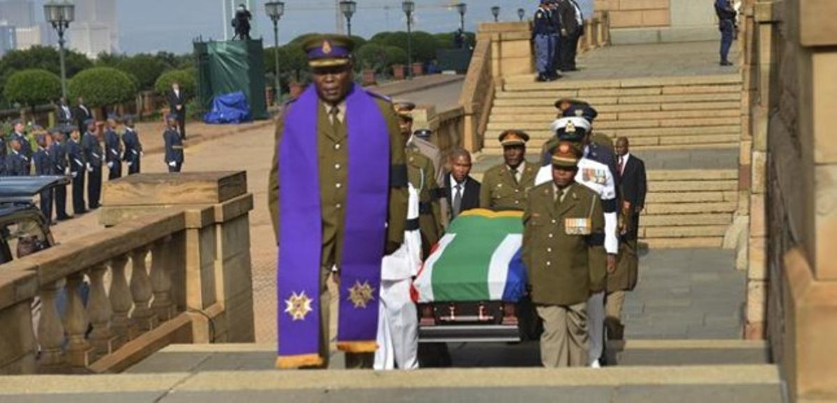 Militars sud-africans entren el fèretre a Union Buildings.