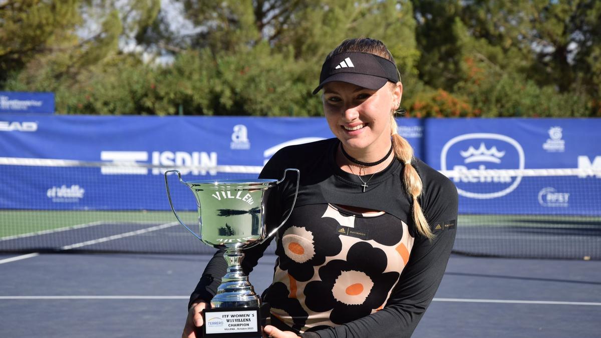 Anastasia Abbagnato posa con el título del ITF W15 Villena 2023.
