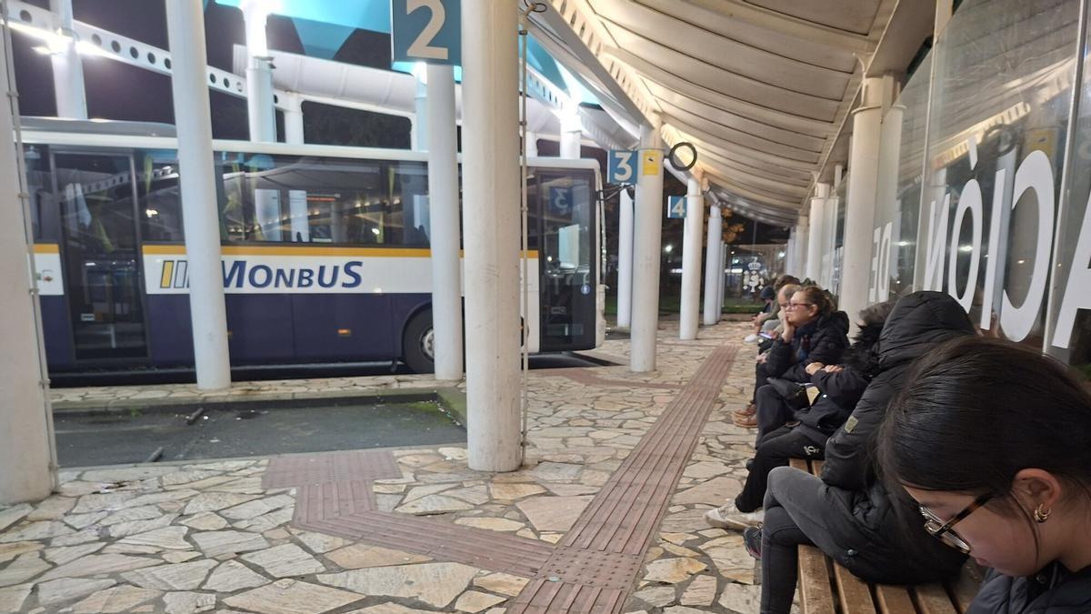 Estación de autobuses Cangas con viajeros esperando.