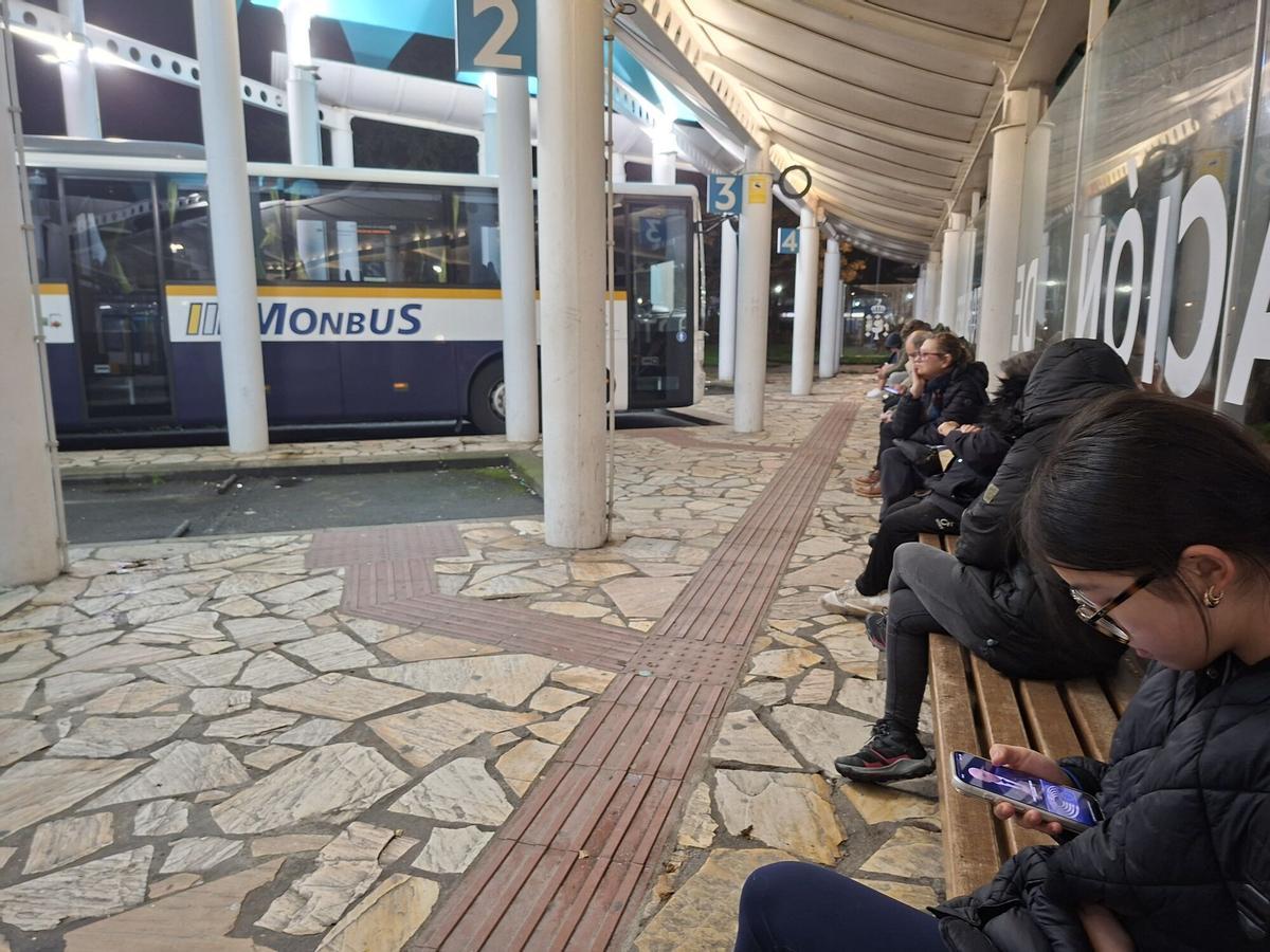 Estación de autobuses Cangas con viajeros esperando.