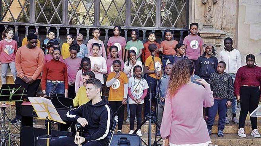 El coro &#039;Sons de Barri&#039; durante su actuaciÃ³n ayer en la plaza de Cort con motivo del DÃ­a Internacional de las Ciudades Educadoras.