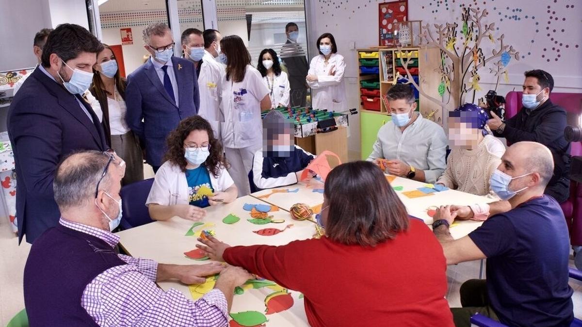 López Miras, durante su visita a los pacientes de la Unidad de Oncología para Adolescentes de la Arrixaca.