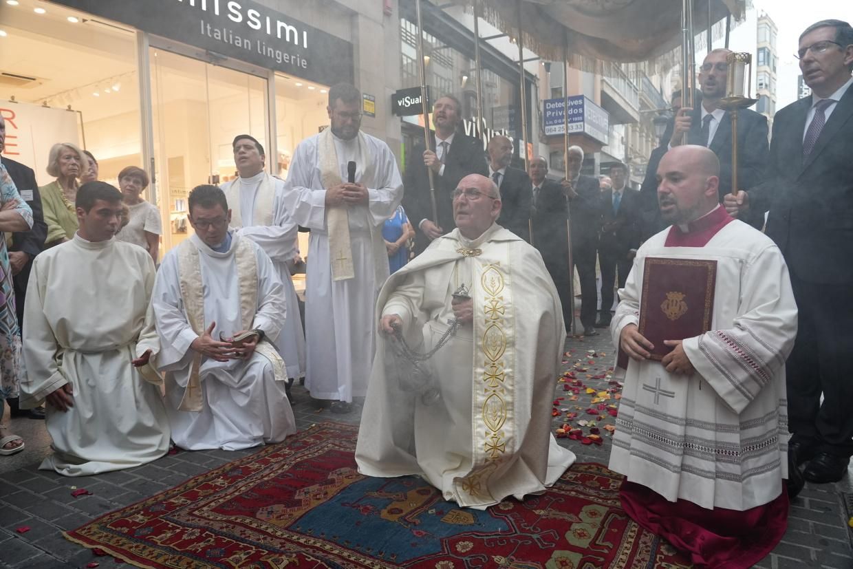 Castelló recibe con honores al Santísimo en la procesión del Corpus Christi