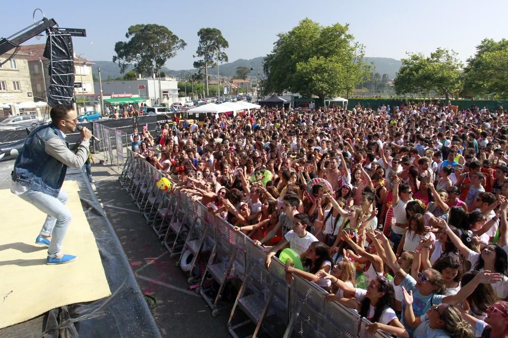 Más de 3.000 personas sufrieron los "cañonazos" de pintura líquida de todos los colores en la primera fiesta "Midnight Water Colour" de Galicia