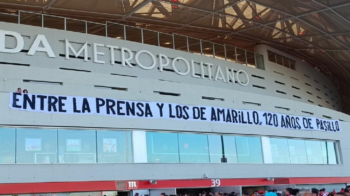 La pancarta colocada en el estadio Metropolitano que no deja dormir al Real Madrid