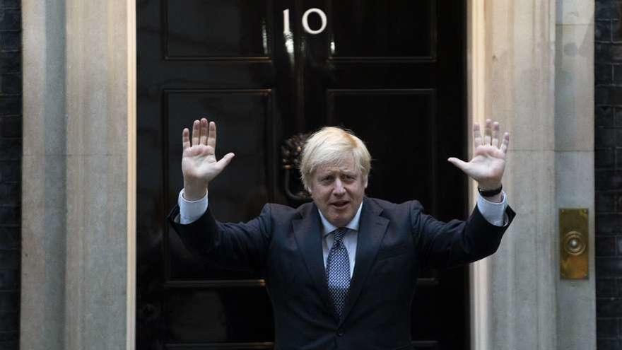 Boris Johnson saluda desde el 10 de Downing Street tras permanecer dos semanas hospitalizado.