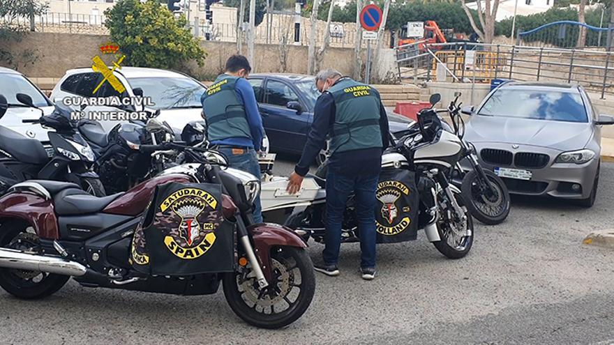 Dos agentes con vehículos intervenidos a los detenidos.