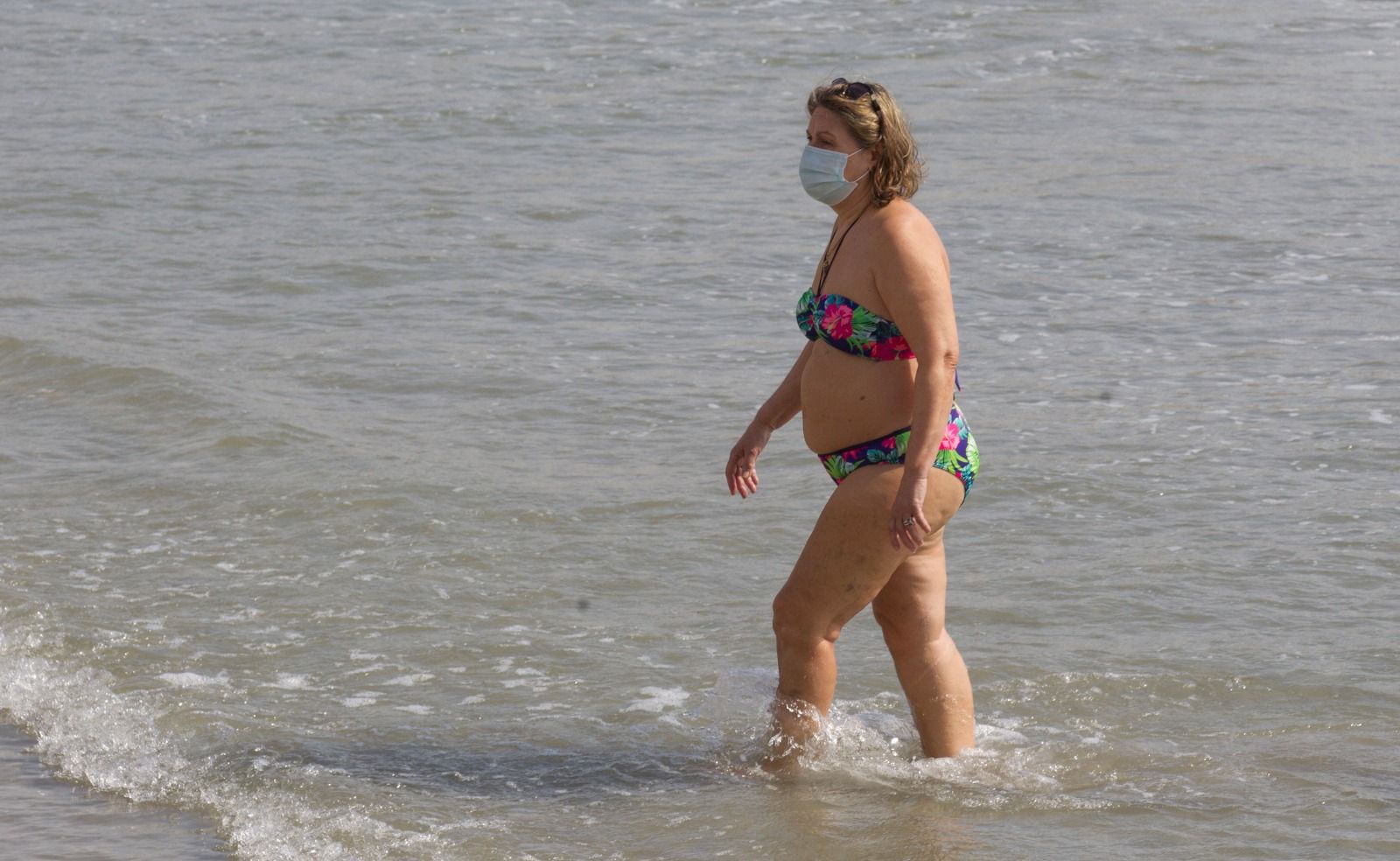 Las playas de Alicante lucen abarrotadas en el inicio del puente de Semana Santa