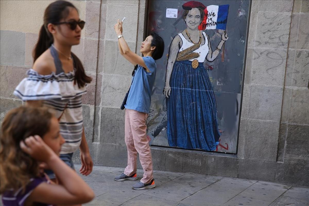 Un nuevo dibujo de la alcaldesa de Barcelona, obra del artísta urbano TvBoy, ha aparecido la noche del martes en una puerta metálica de la plaza Sant Miquel. Como la figura clásica de la Libertad, Ada sostiene con la izquierda la bandera tricolor francesa, que lleva por lema Vive la Resistance.