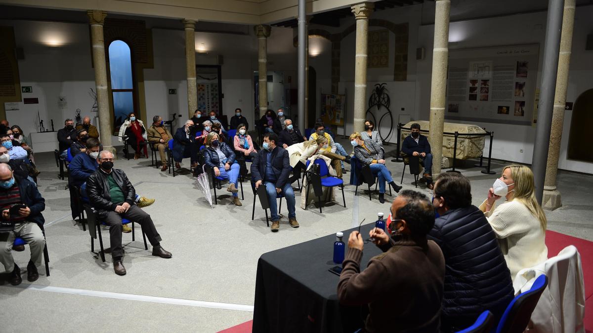 Los tres secretarios generales del PSOE, ante militantes que han acudido a Las Claras.