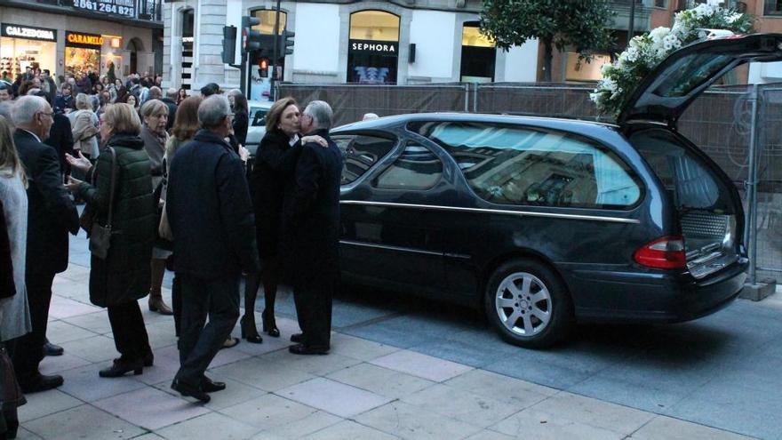 La viuda, María del Mar Navarro, recibiendo condolencias a la entrada del funeral.