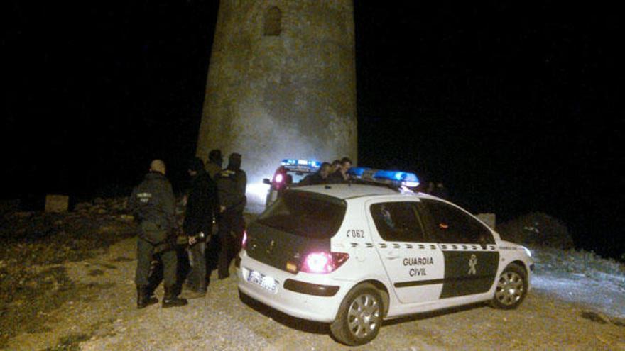 Un grupo de agentes en la torre vigía de Punta Palomas, en La Araña.