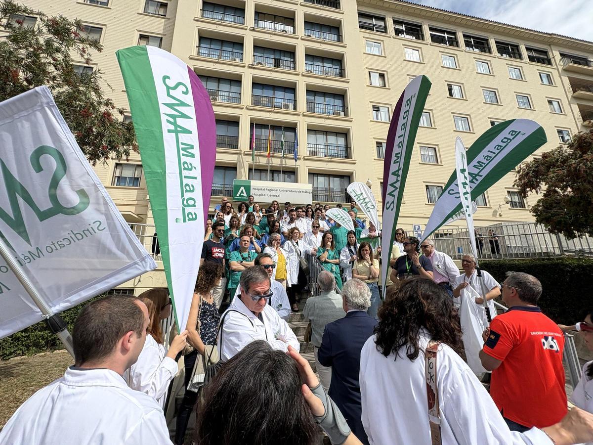 Concentración en el Hospital Regional de Málaga contra el Estatuto Marco
