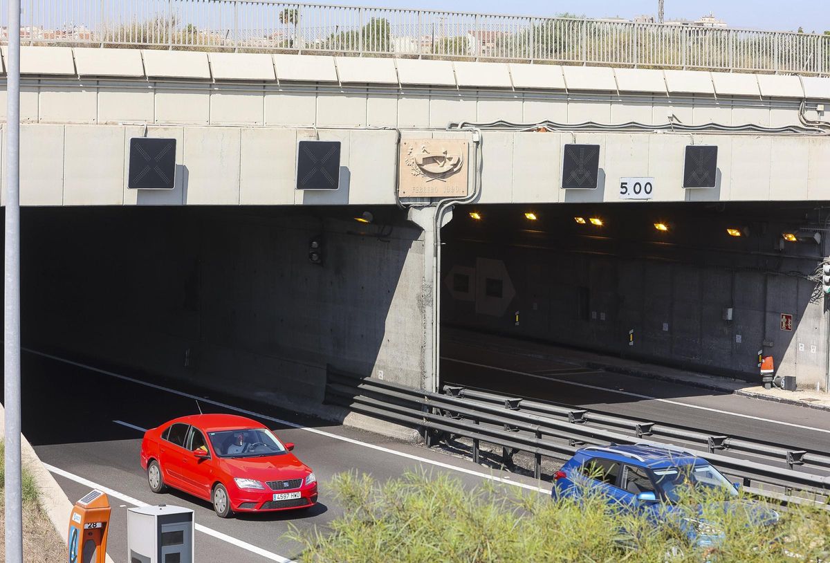 Boca norte del túnel de Sant Joan, con el radar junto a una de las calzadas.