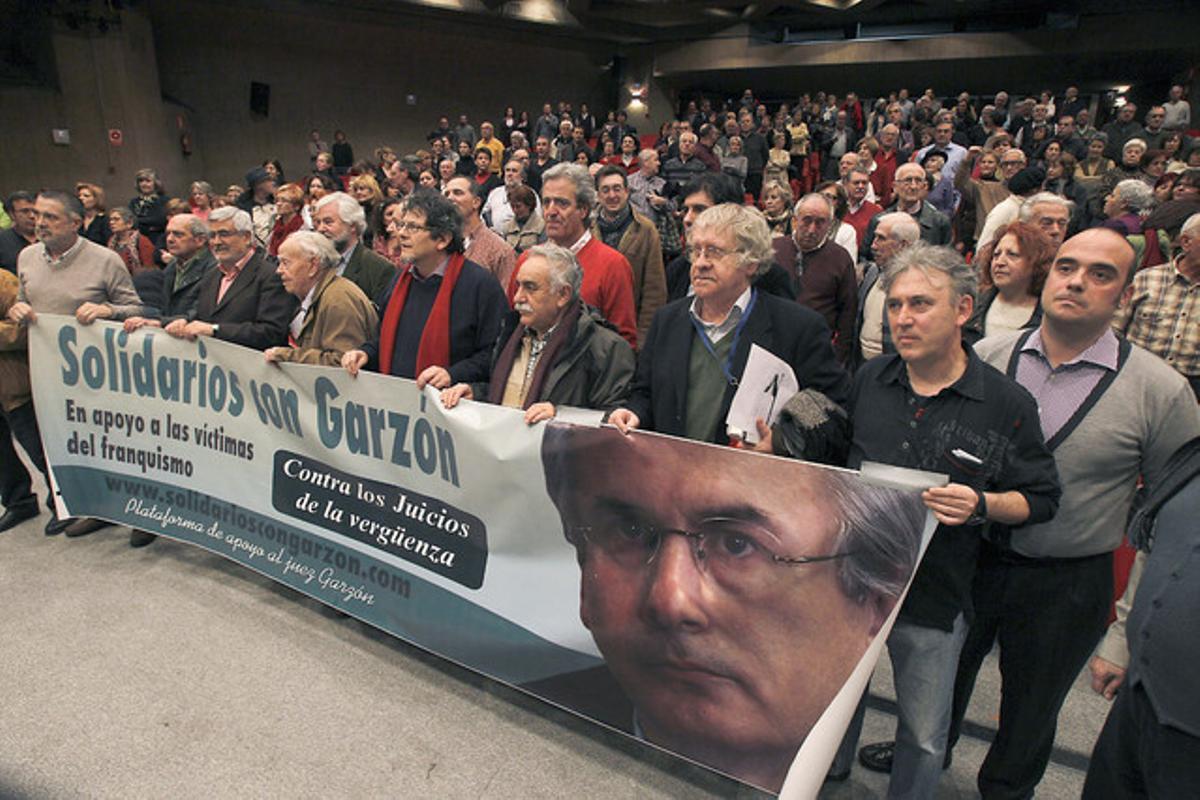 Miembros de las asociaciones para la recuperación de la Memoria Histórica, citados como testigos, participaron el martes en el acto ’Derecho a recordar. Derecho a hablar’, organizado por la plataforma Solidarios con Garzón.