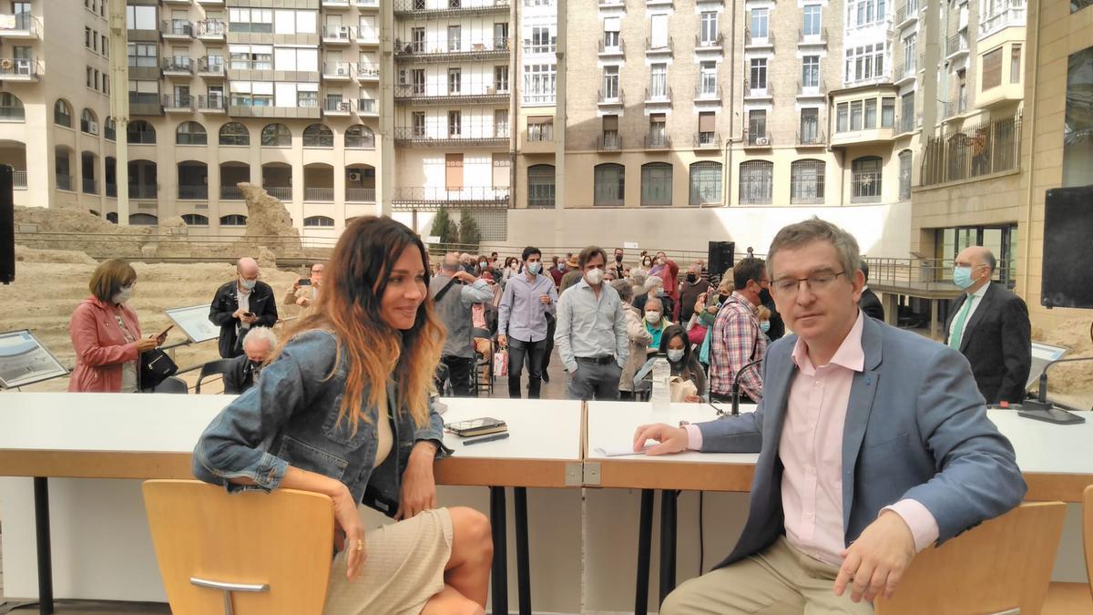 María Zabay y Santiago Posteguillo, en el Teatro Romano de Zaragoza.