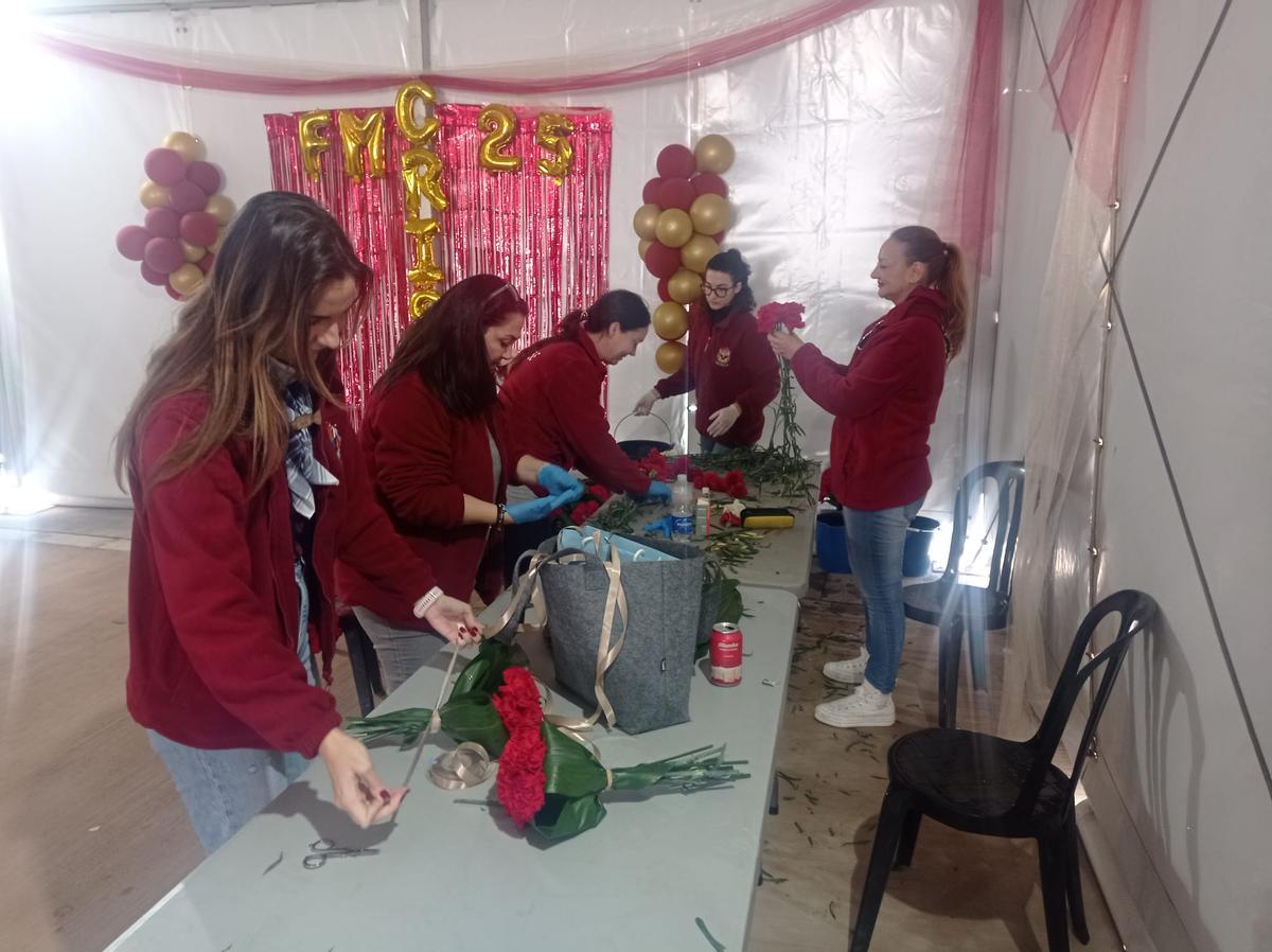 Las falleras de Turianova hacen sus propios ramos de rosas