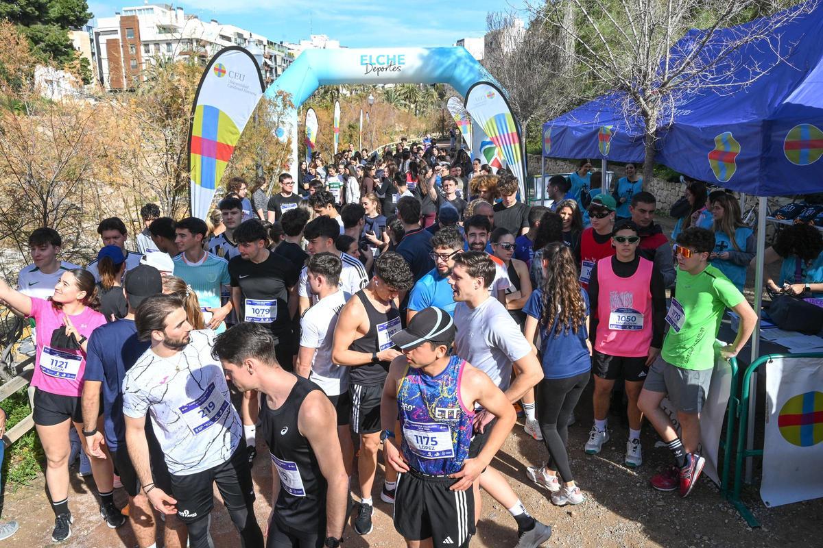 Cientos de universitarios y profesores del CEU de Elche durante la carrera solidaria este martes
