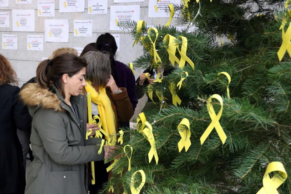 Tornen a omplir de llaços grocs l'arbre de Nadal de la Generalitat a Girona