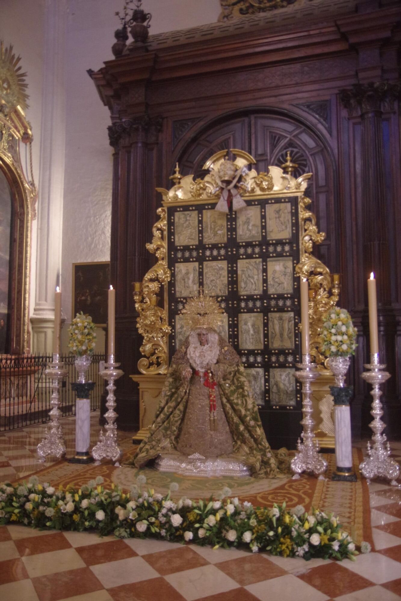 Besamanos a la Virgen de la Esperanza en la Catedral de Málaga tras participar en la procesión de Roma