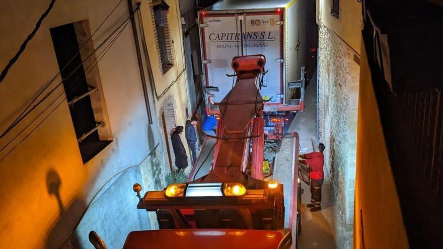 VÍDEO | Un camió de gran tonatge queda encallat a Creixell i ha de ser retirat per una grua