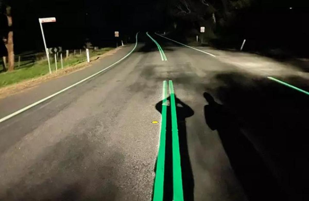 Línies fluorescents a algunes carreteres d'Austràlia