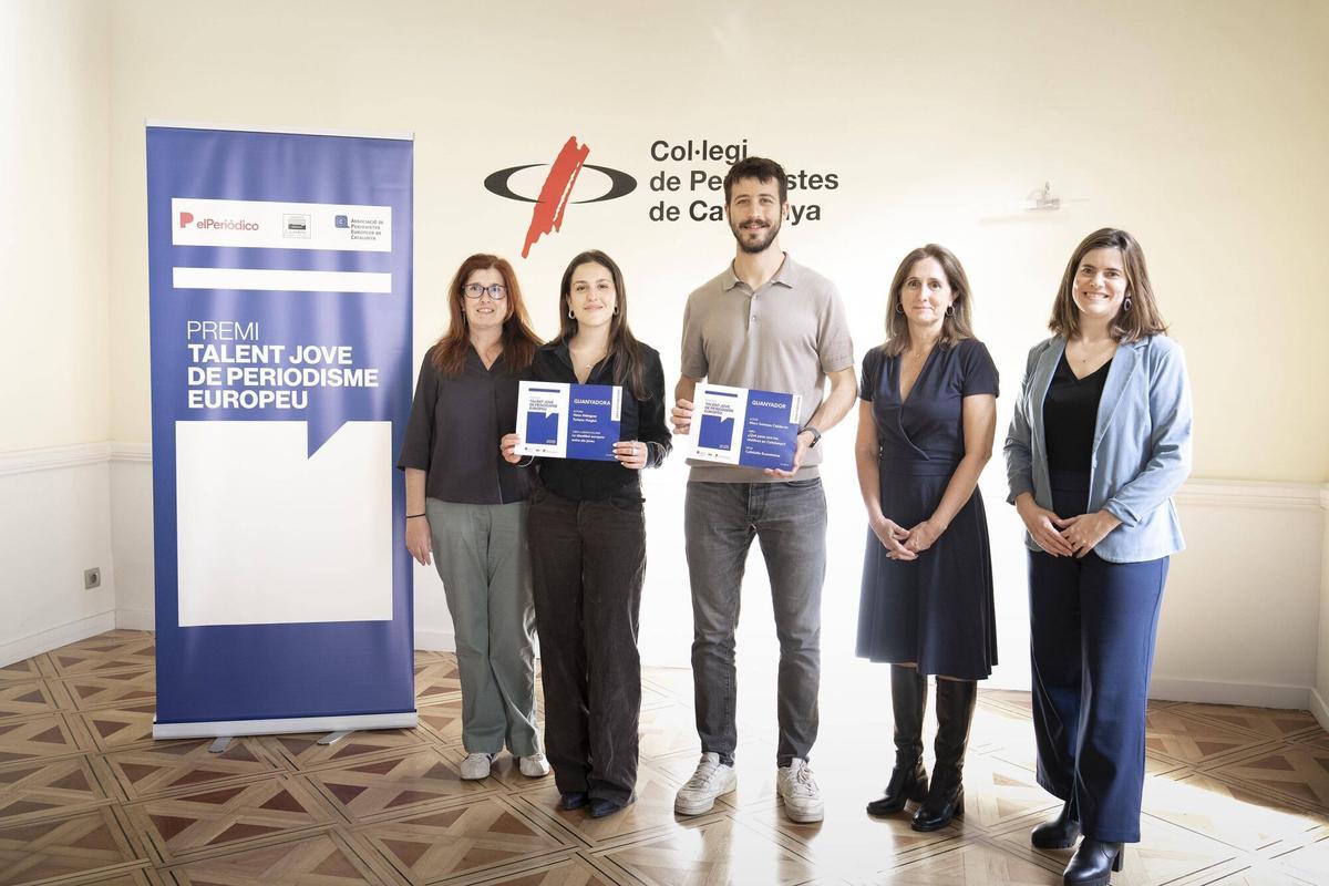 Entrega del Primer Premio Talento Joven de Periodismo Europeo en el Col•legi de Periodistes. En la foto, Carol Álvarez, subdirectora de El Periódico, Marc Solanes, periodista premiado, Neus Aldeguer, periodista premiada, Dolors Camats, directora de la Fundació Catalunya Europa, Laura Pous, vicepresidenta de l’APEC, Associació de Periodistes Europeus de Catalunya Fotografía de Ferran Nadeu