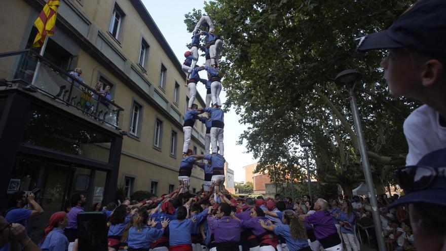 Els Marrecs de Salt carreguen una torre de vuit amb folre jugant a casa